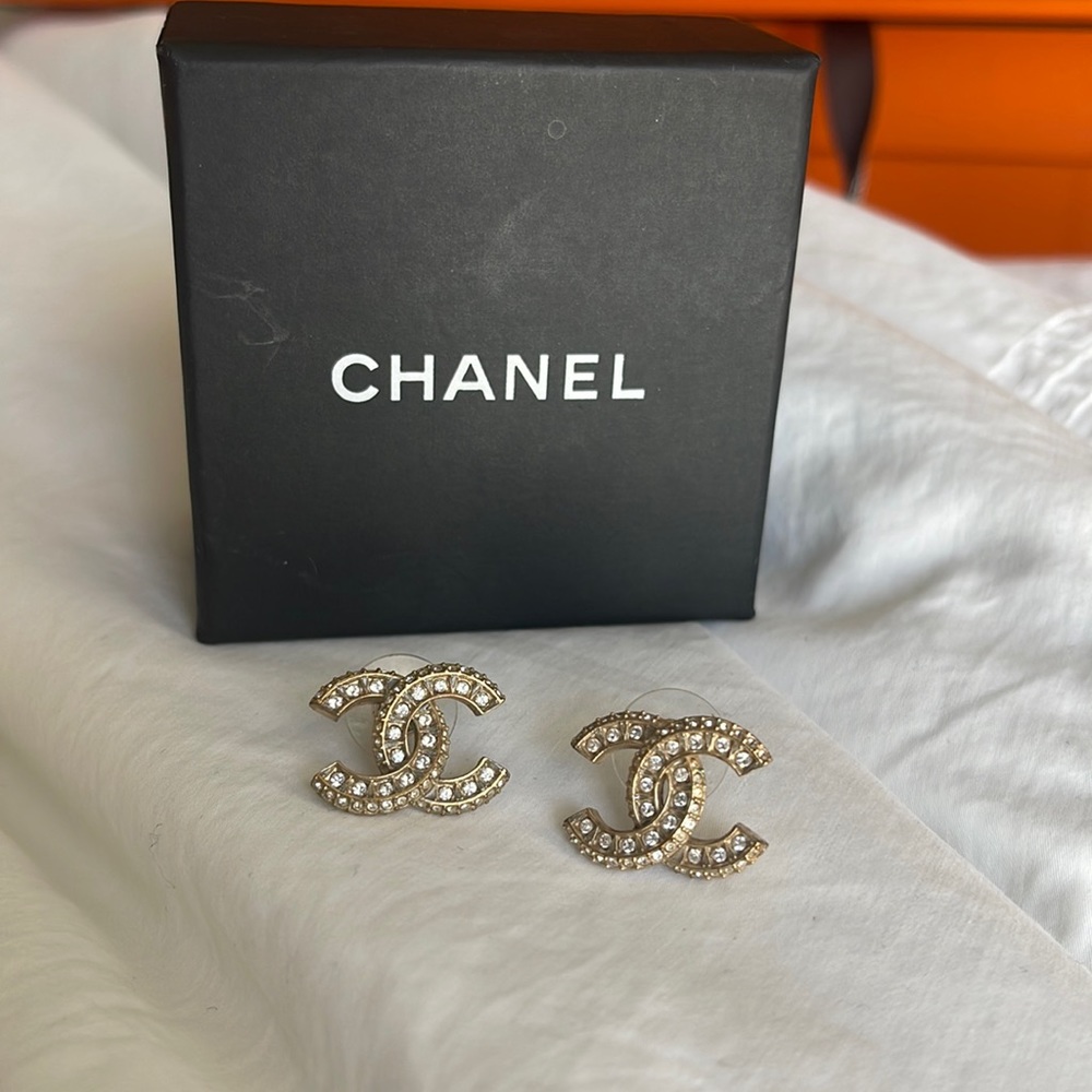CHANEL stud earrings gold & crystals